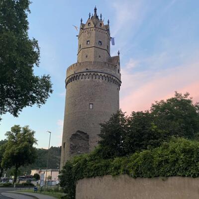 Der Runde Turm von Andernach ist ein großer Wehrturm aus dem 15. Jahrhundert und der Wartturm der Stadtbefestigung an der Nordwestecke der mittelalterlichen Stadtmauer. Er ist Andernachs Wahrzeichen und gehört zu den mächtigsten Wehrtürmen seiner Zeit.