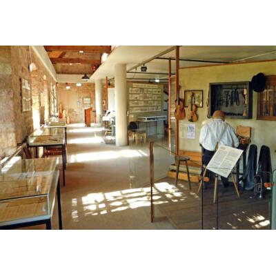lichtdurchfluteter Ausstellungsraum mit Musikinstrumenten, Vitrinen und Inszenierungen im Musikantenland-Museum auf Burg Lichtenberg